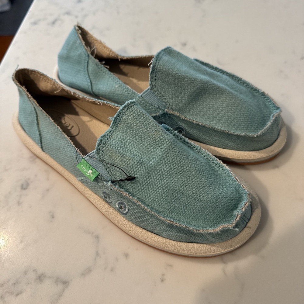 Sanuk size 5 women’s shoes. New.